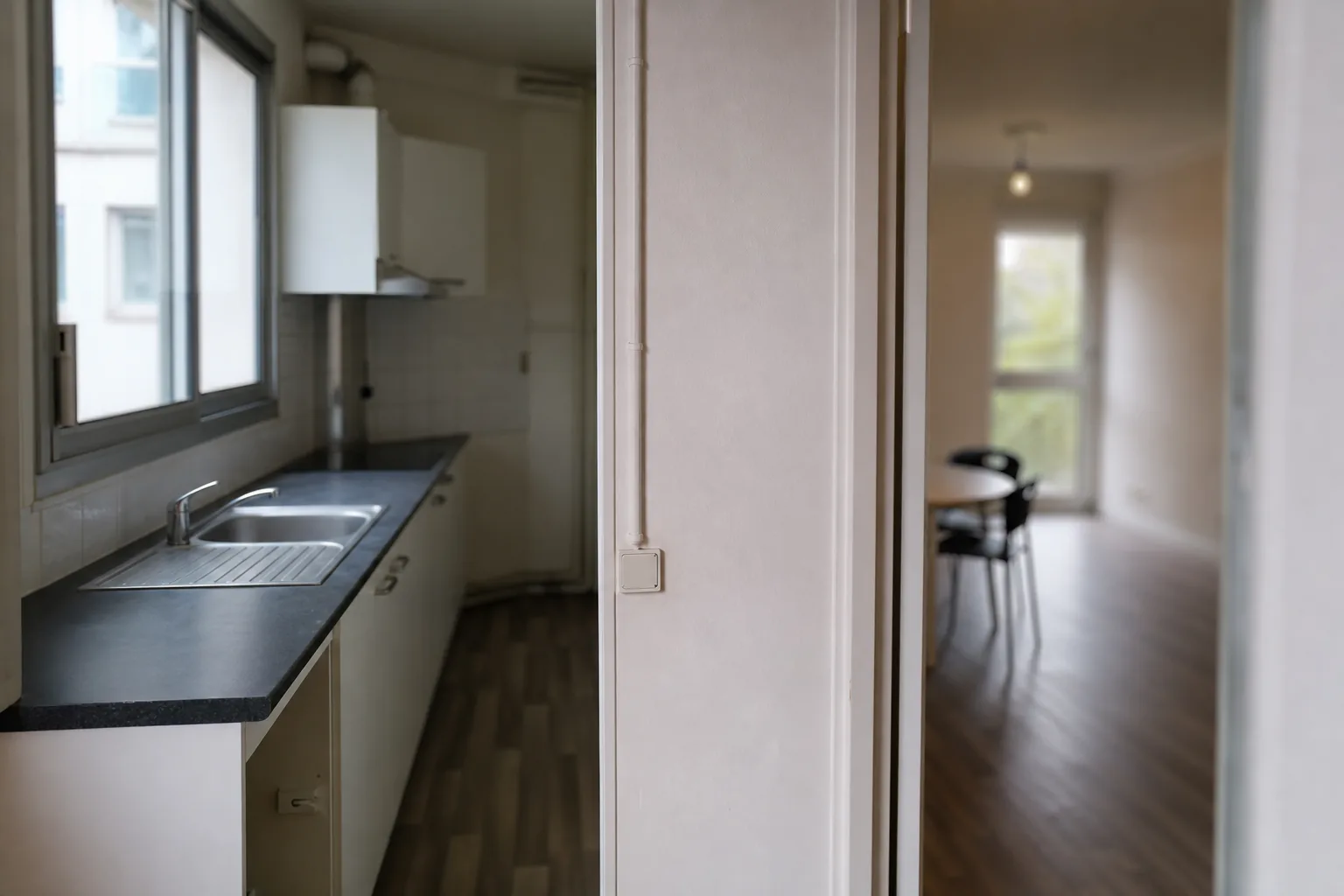 Cuisine étroite d’un appartement de collectif d’après-guerre, cloison et fenêtre haute