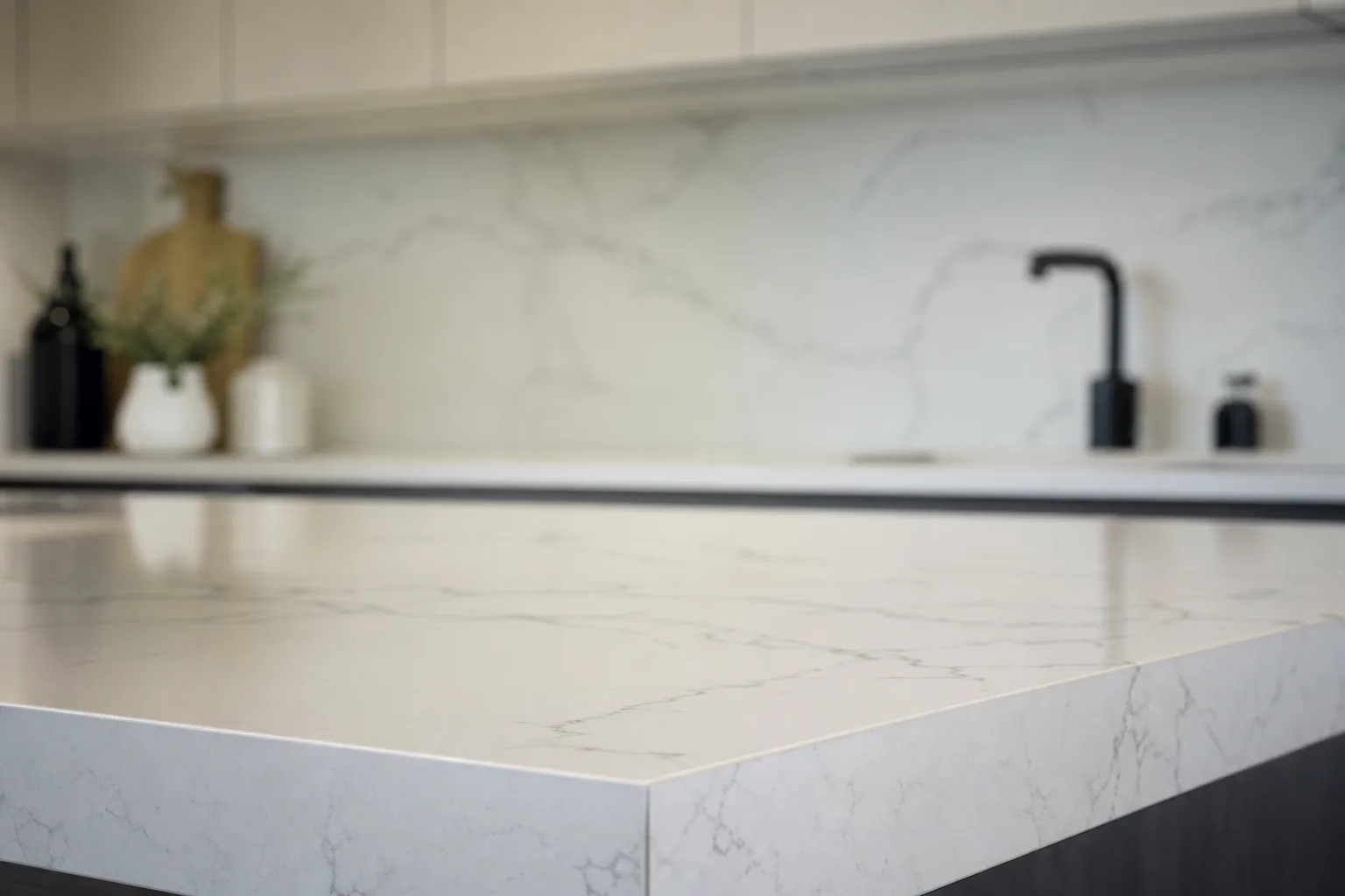 Plan de travail en quartz blanc veiné, surface polie prise en lumière rasante